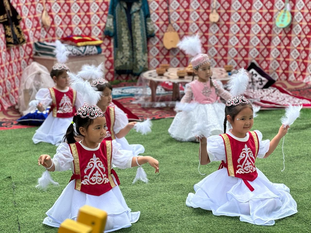 14 наурыз мерекесінде тәрбиешілермен бірге балалар